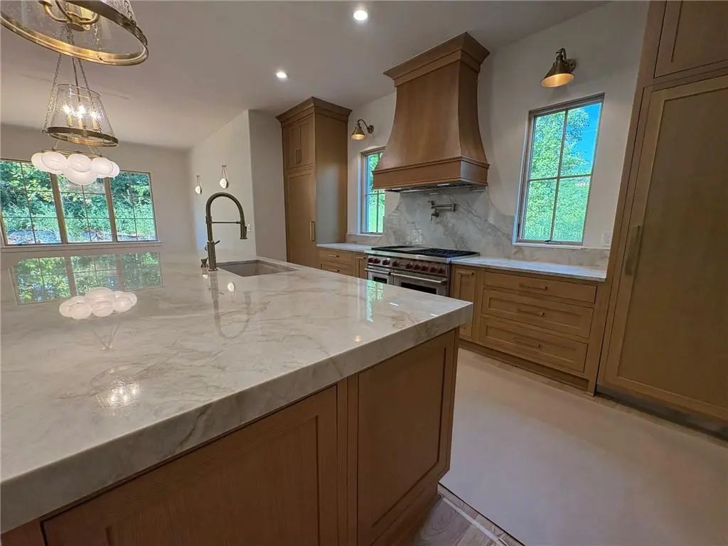1010 Lyndon Lane, Milton