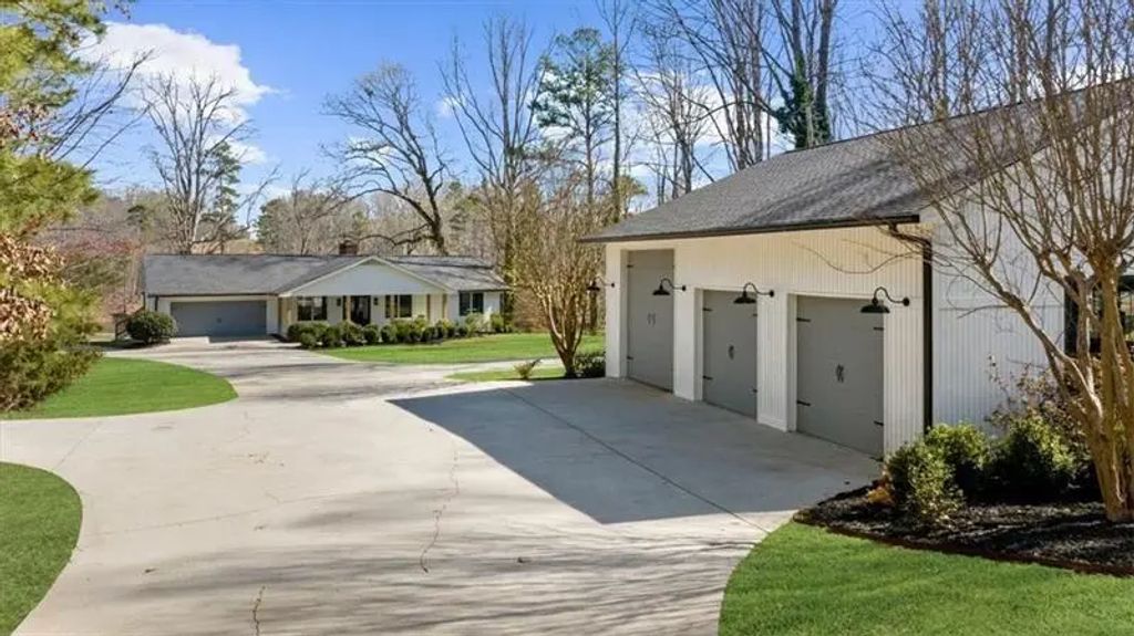 6313 Shoreland Circle, Buford