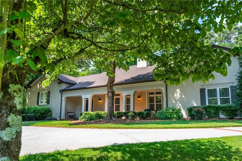 1025 Stonegate Court, Roswell