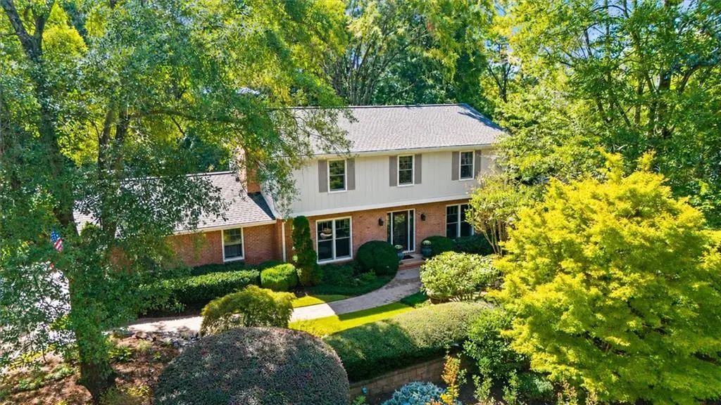 305 Wickerberry Lane, Roswell