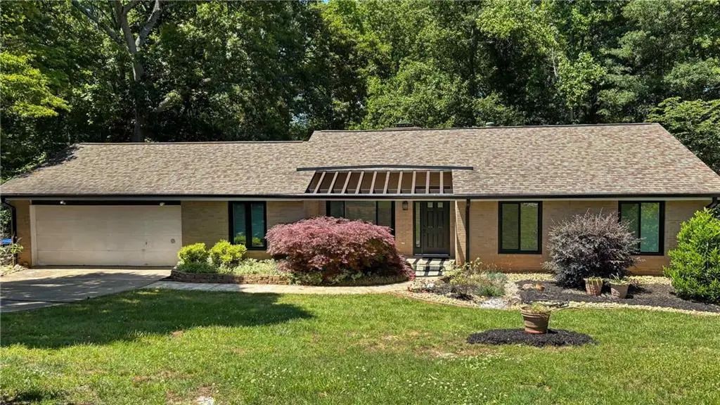 310 Saddle Creek Circle, Roswell