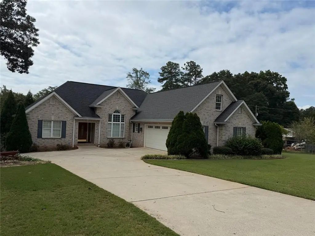 3815 Hilldale Road, Oakwood