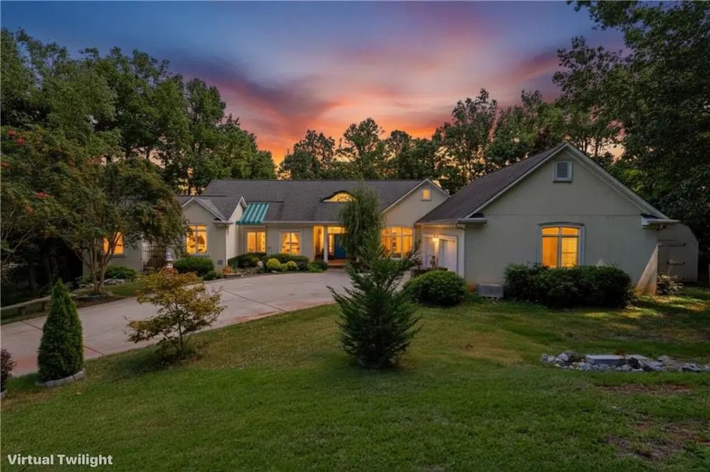 21 Rocky Circle Ne, White