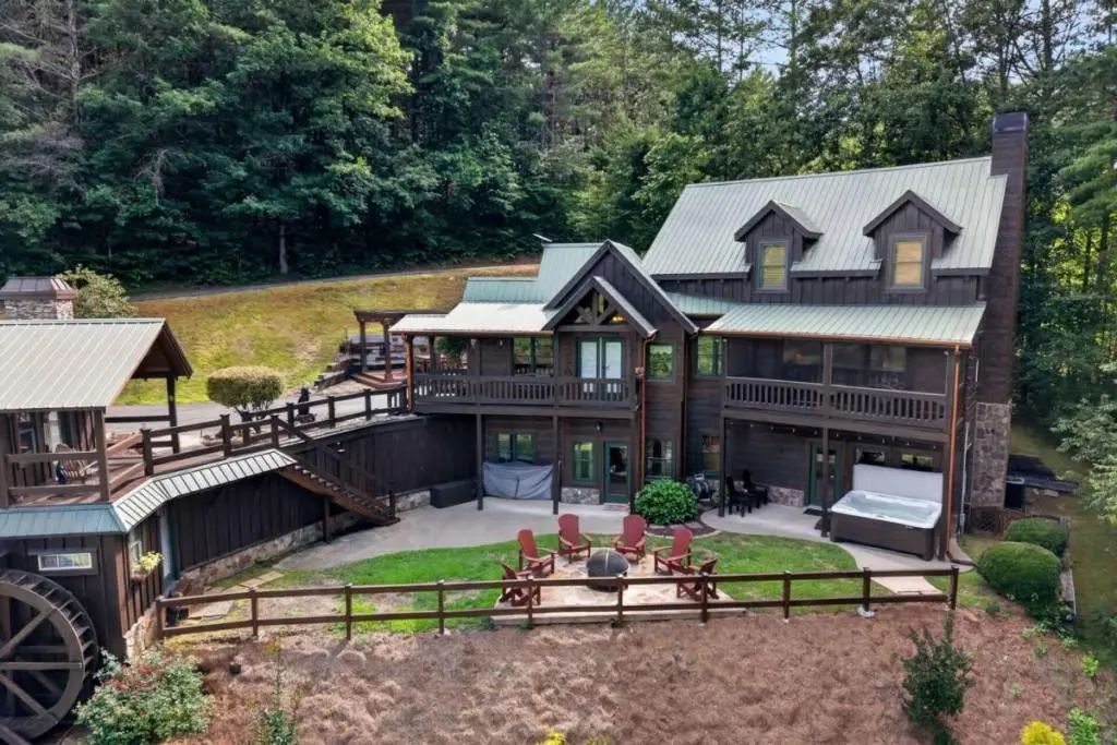 24 Twin Lakes Road, Blue Ridge