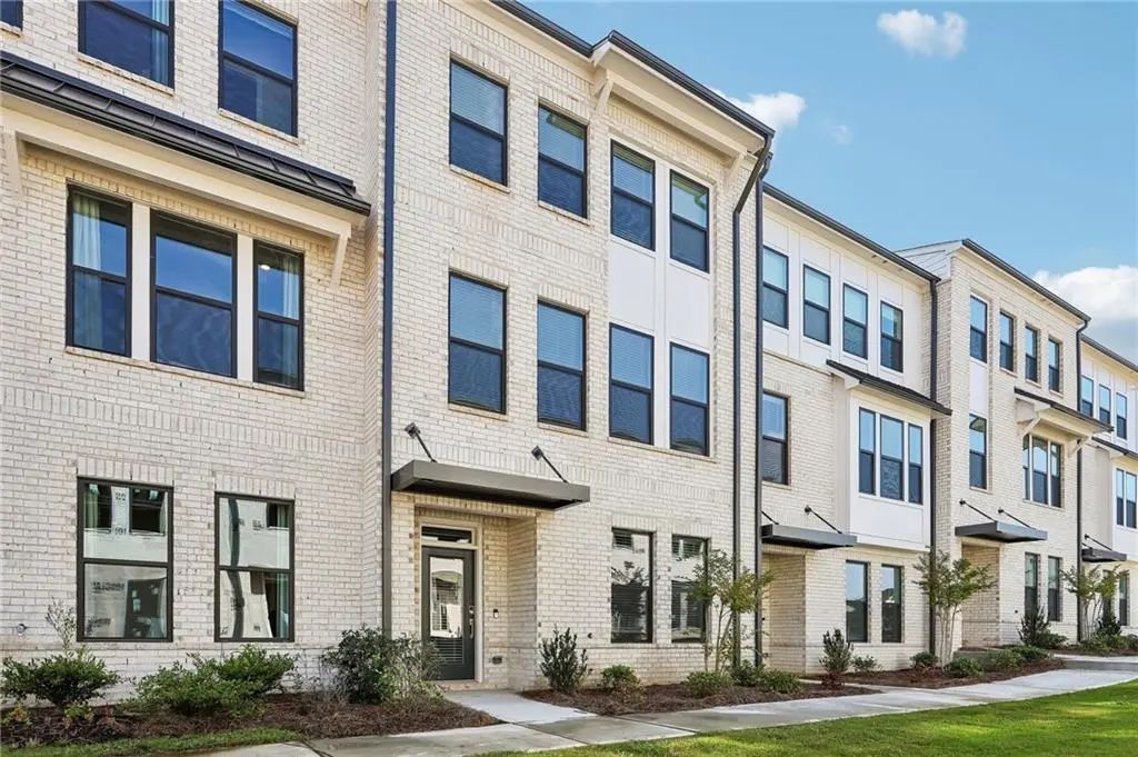 623 Oak Bluff Drive, Cumming