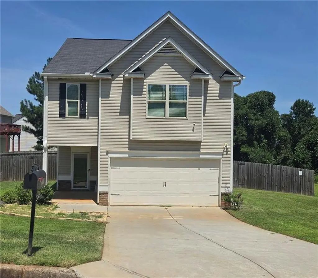 7088 Creeksong Drive, Douglasville