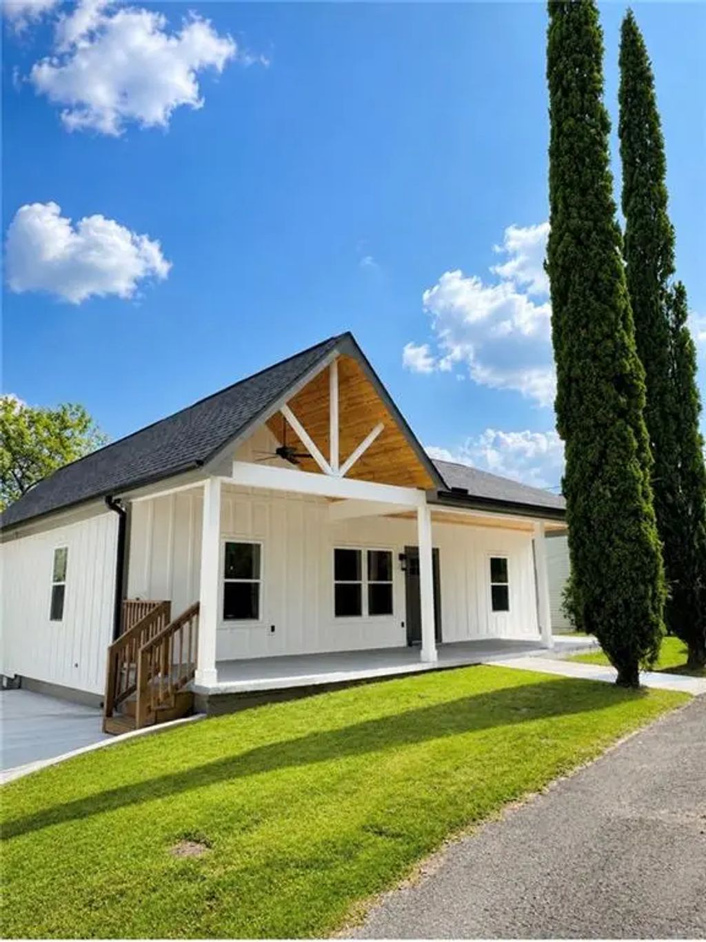 130 E Railroad Avenue, Alto