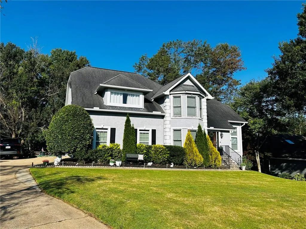 120 Glenclairn Court, Roswell