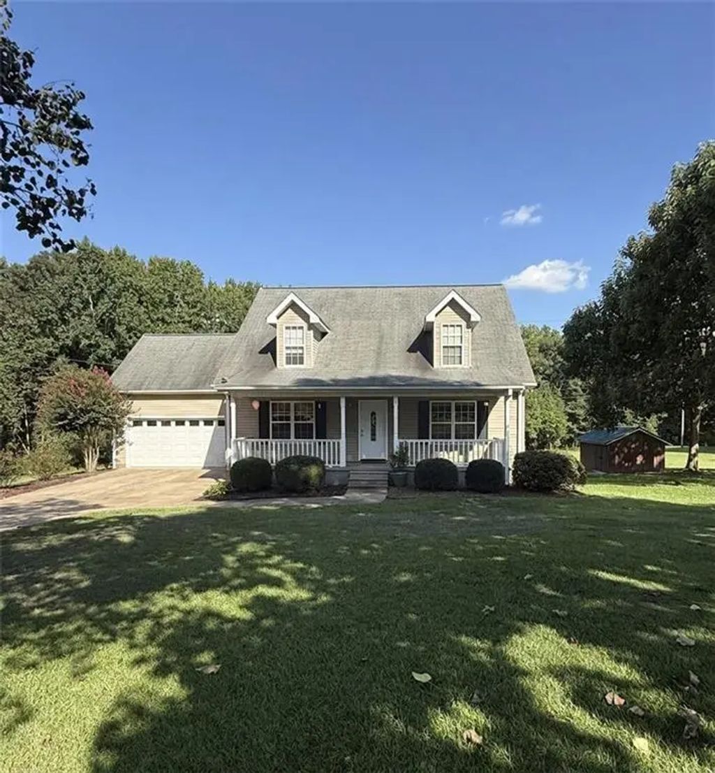 1986 Hewell Road Nw, Dewy Rose