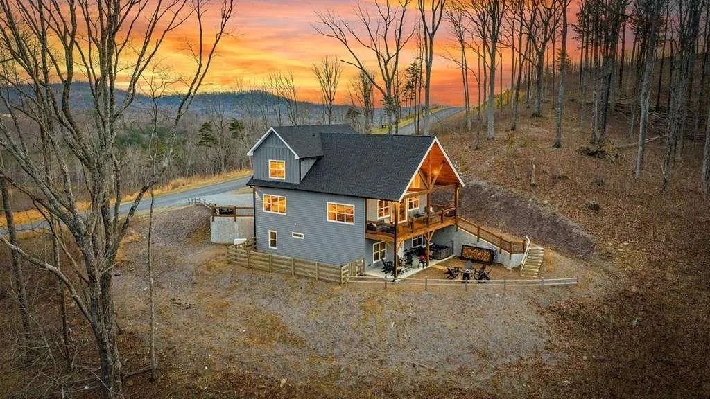1016 Twisted Oak Road, Talking Rock