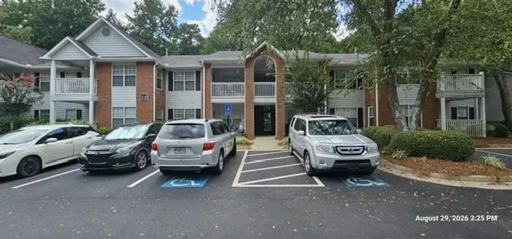 305 Streamside Drive, Roswell