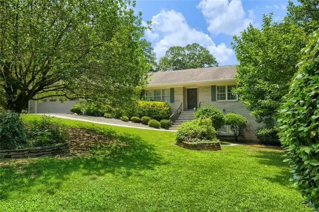 1909 Lake Lucerne Way Sw, Lilburn