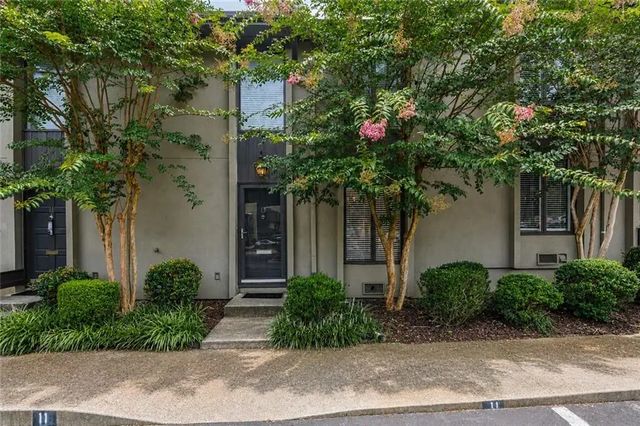 13 Ivy Square Ne, Atlanta