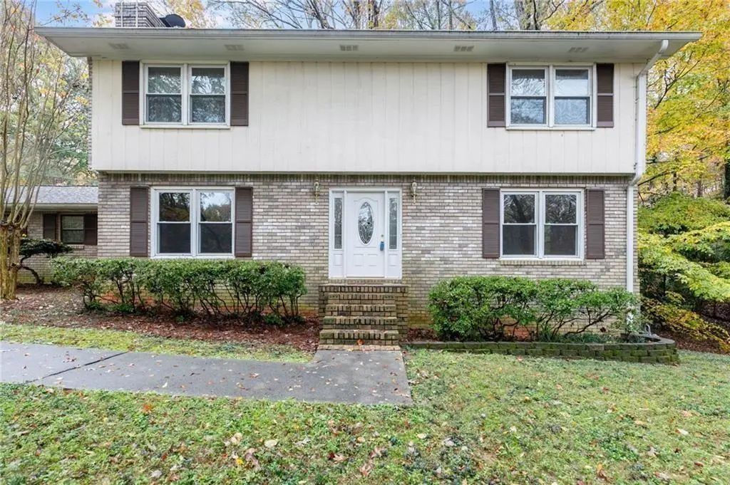620 Oakstone Way, Roswell
