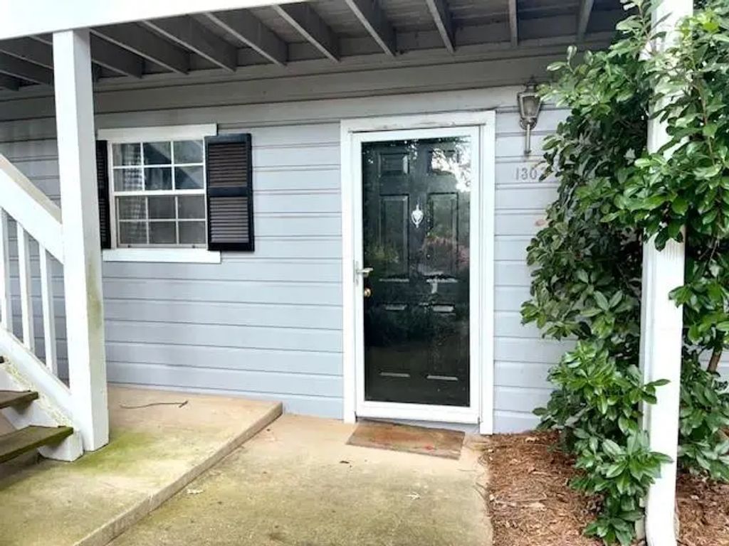 1303 Natchez Trace, Sandy Springs