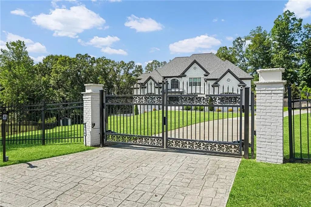376 Lum Crowe Road, Roswell