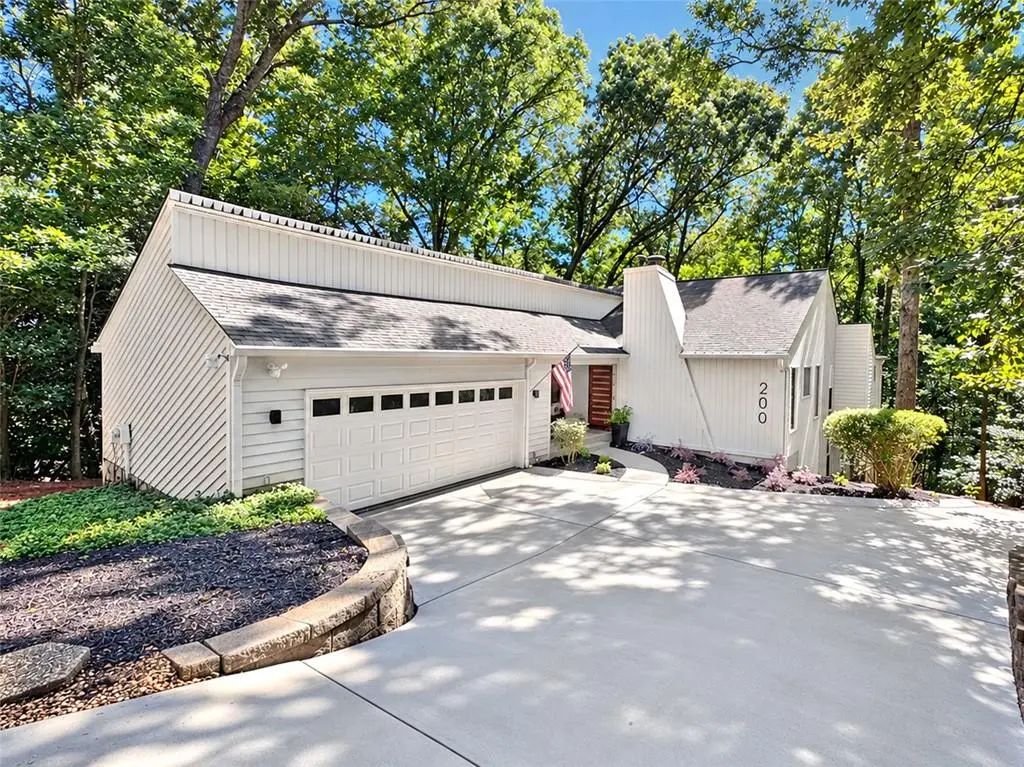 200 Pitch Lake Lane, Roswell