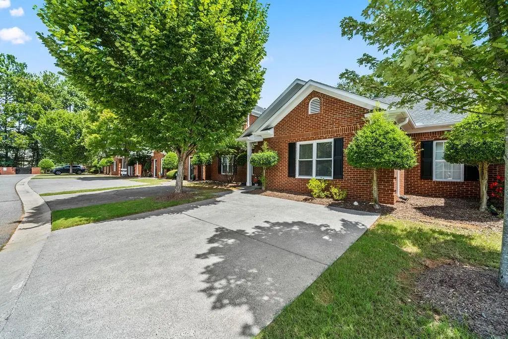 612 Manor Way, Cartersville