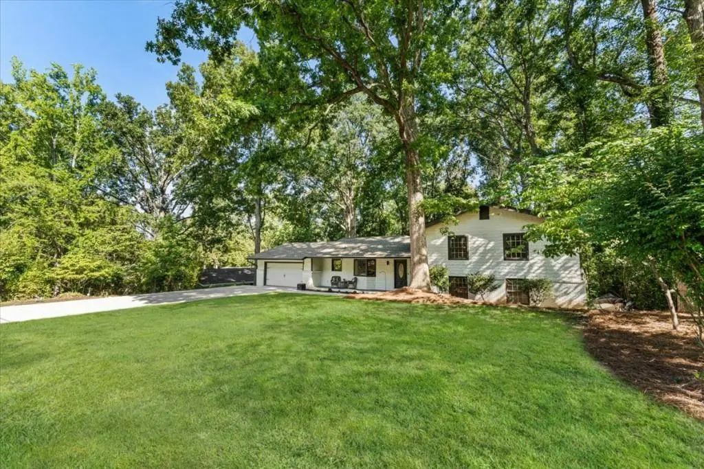 1606 E Nancy Creek Drive, Brookhaven