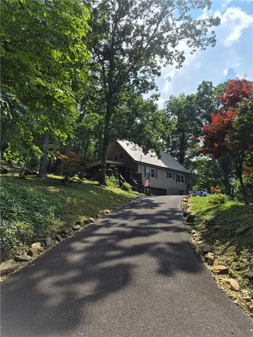 50 Shawnee Trail, Chatsworth