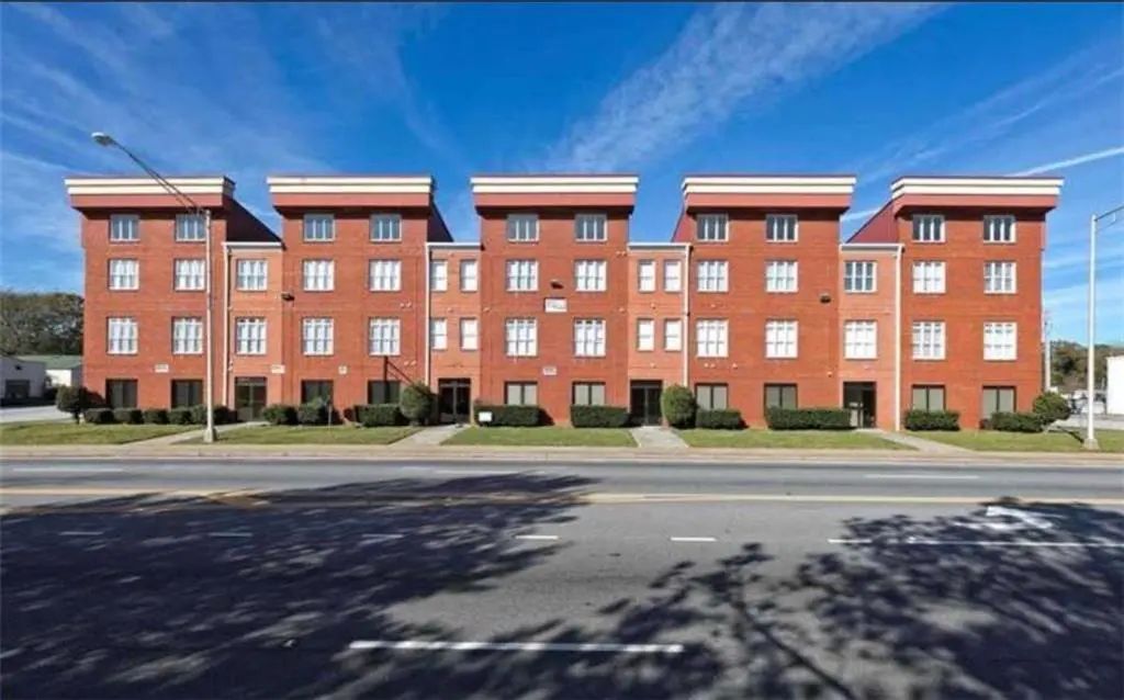 Unit 302 - 2465 Main Street, East Point