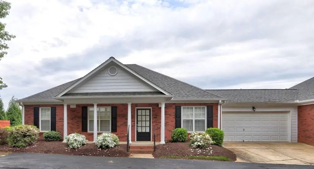 512 Courtyard Way, Woodstock