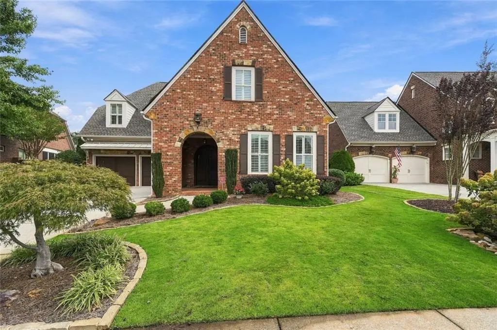 318 Lakeside Trace, Canton