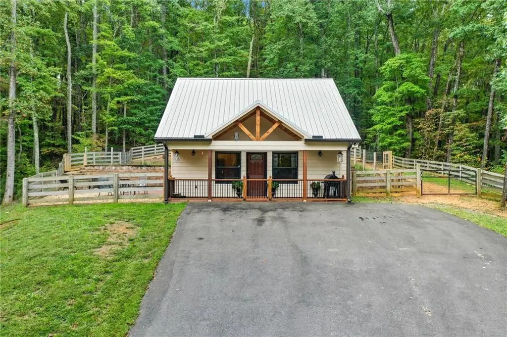 415 Woods Road, Talking Rock
