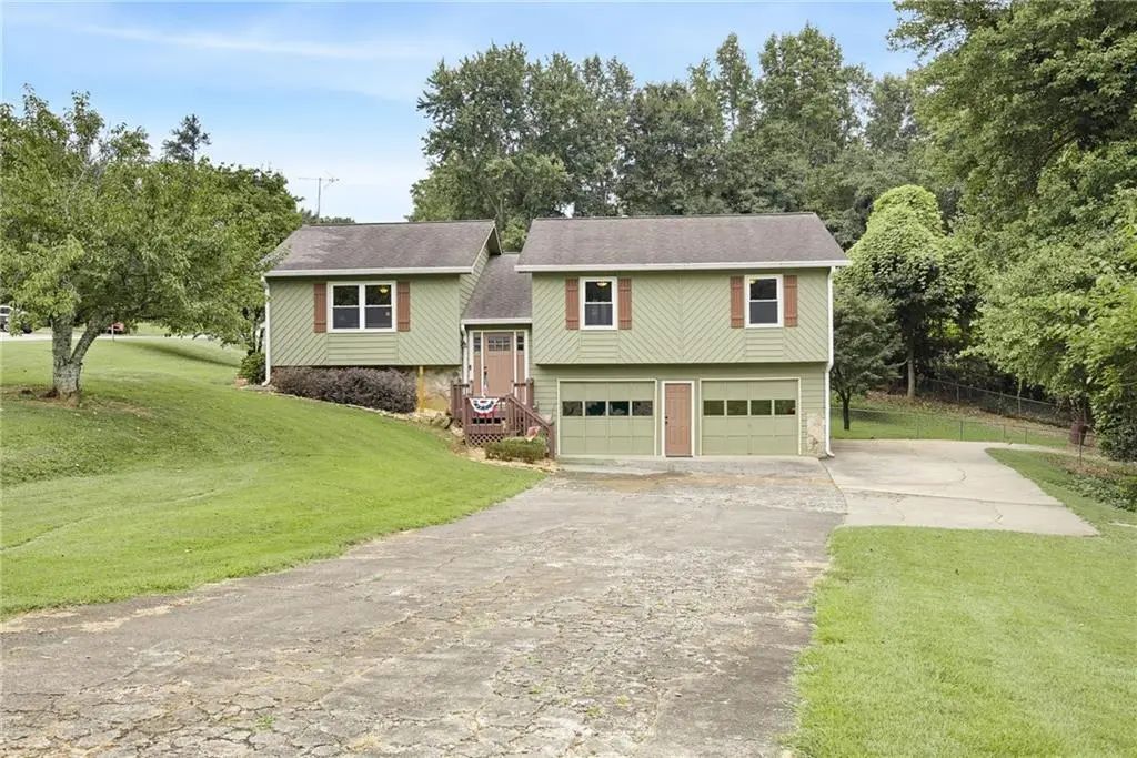 1090 Hickory Road, Canton