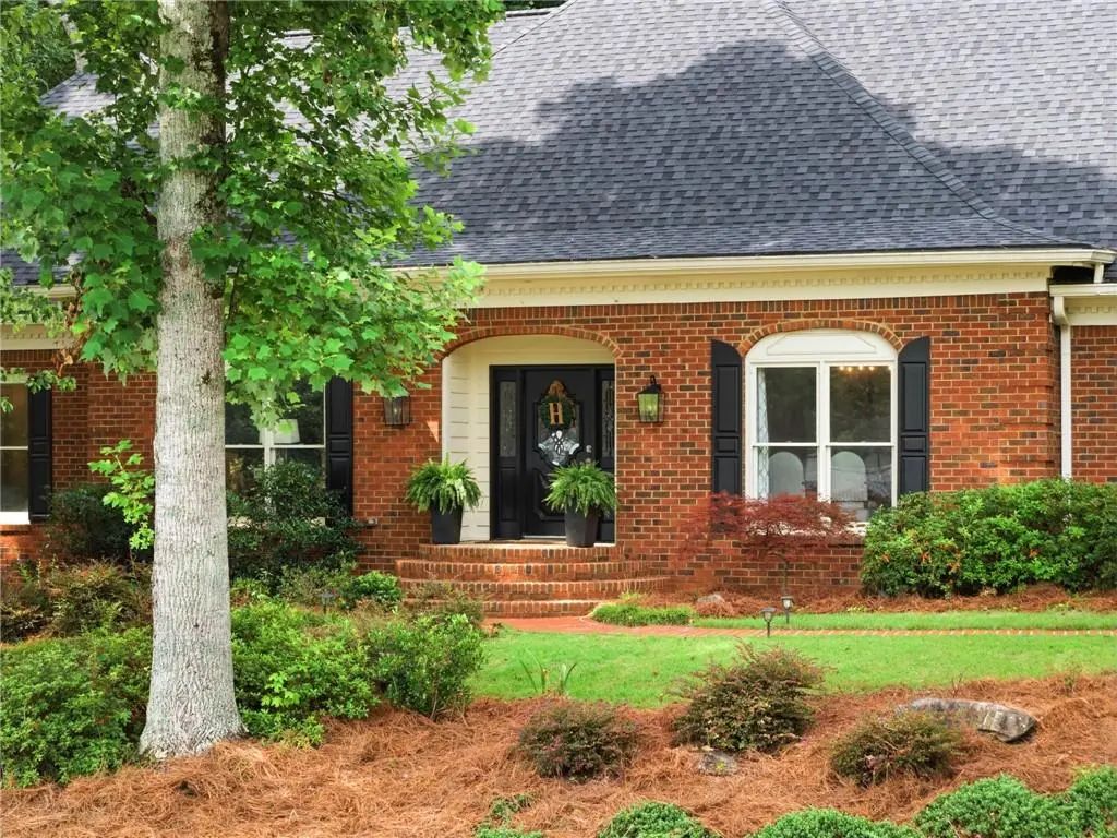 1040 Finnsbury Drive, Roswell