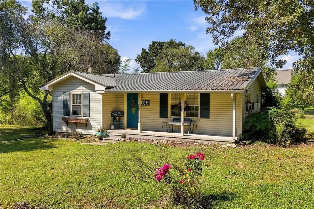 515 S 5th Avenue, Chatsworth