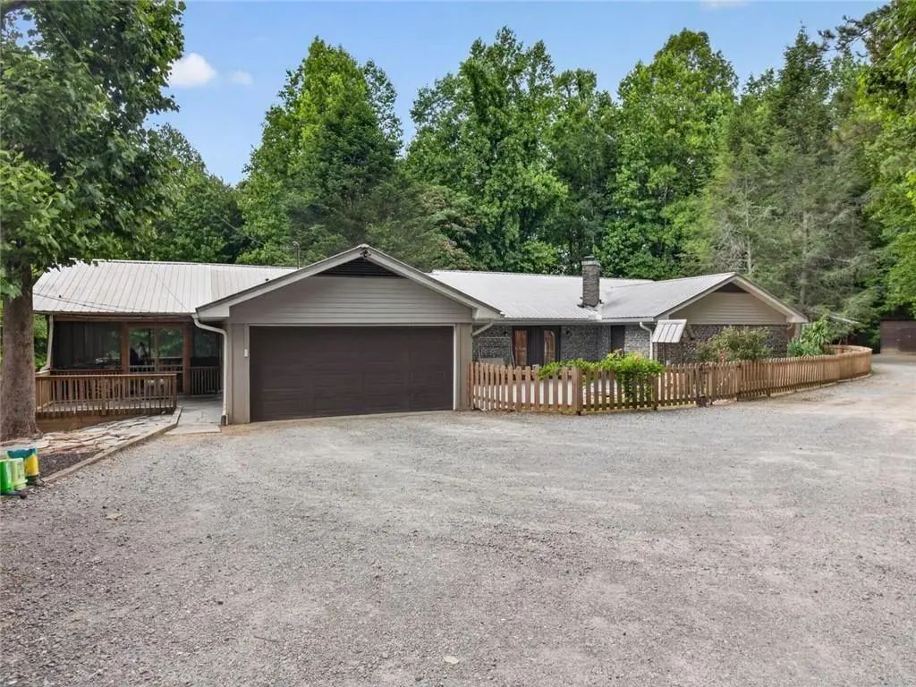 105 Whitestone Road North, Talking Rock