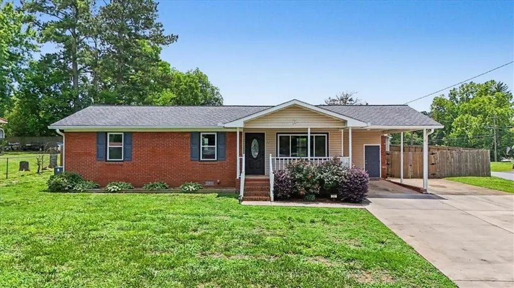 202 Plantation Avenue, Cedartown