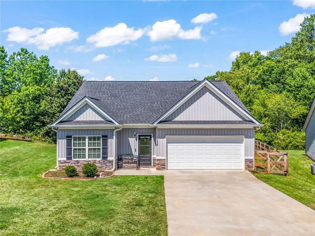 372 Highland Pointe Drive, Alto
