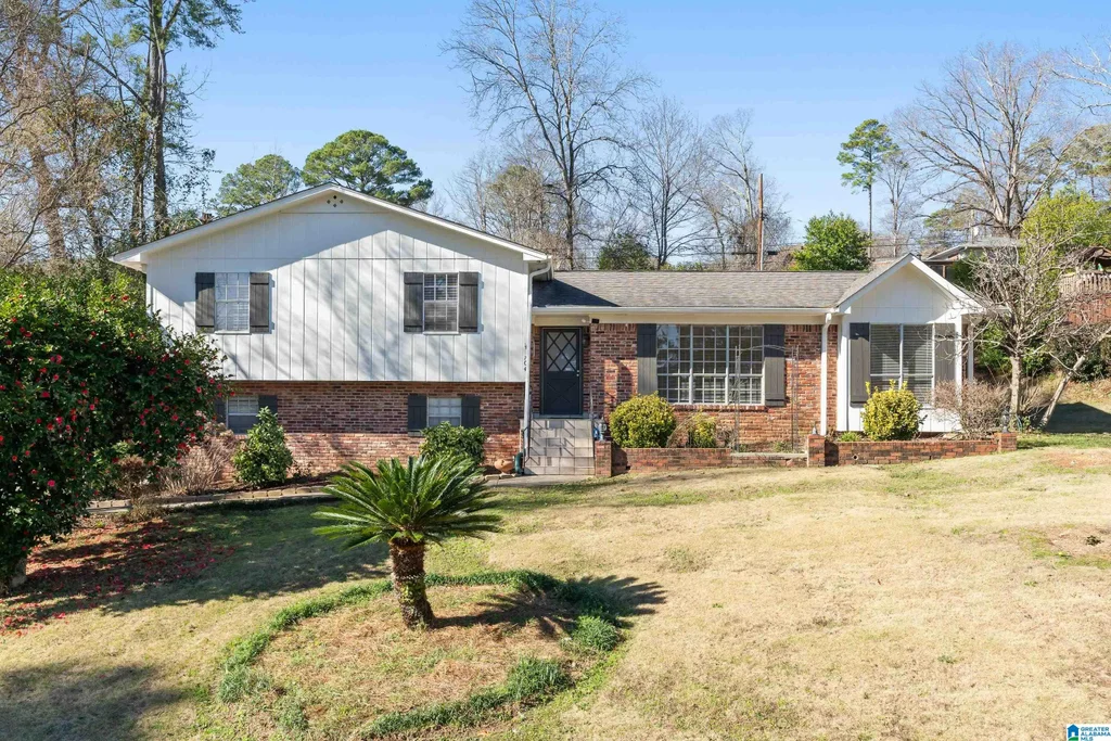 704 Staffordshire Lane, VESTAVIA HILLS