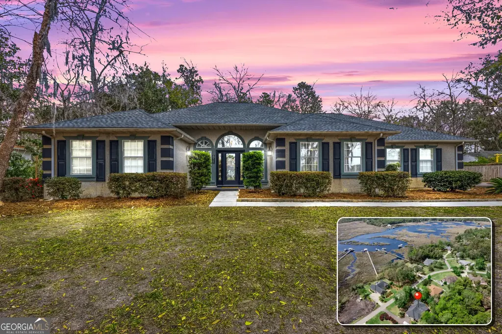 811 Riverview Drive W, St. Marys