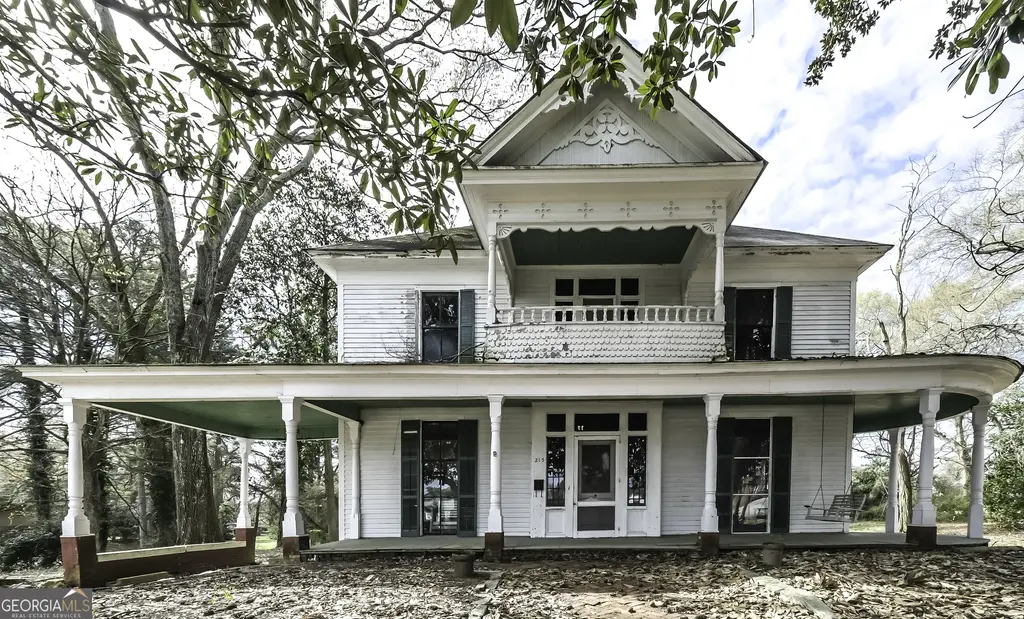 215 West Avenue, Carrollton