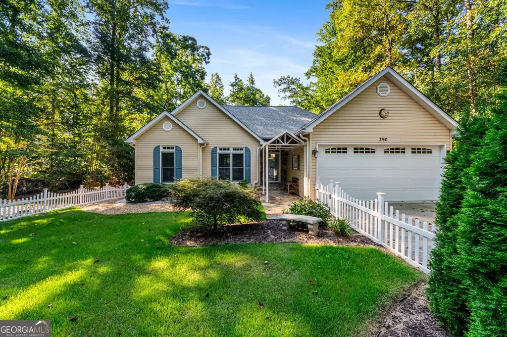 390 Lake Place Drive, Lavonia