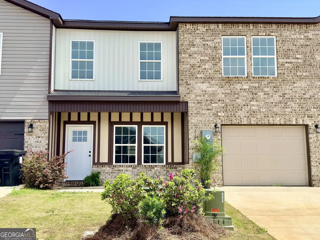 212 Beau Claire Circle, Byron