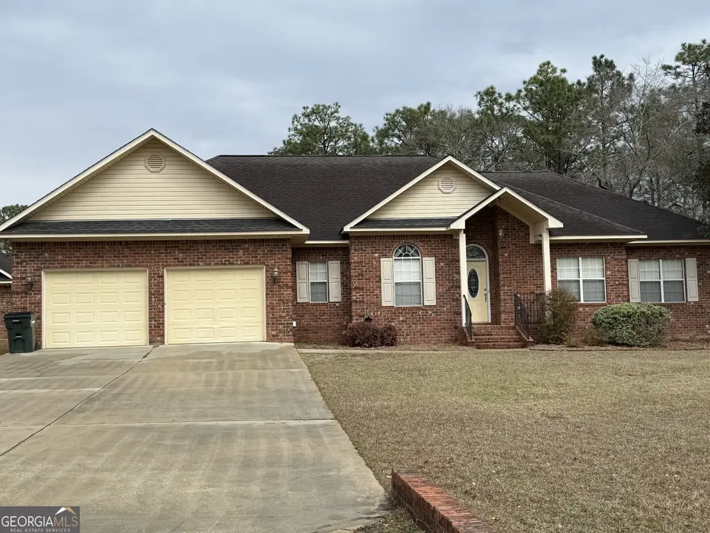 102 Oak Circle, Glennville