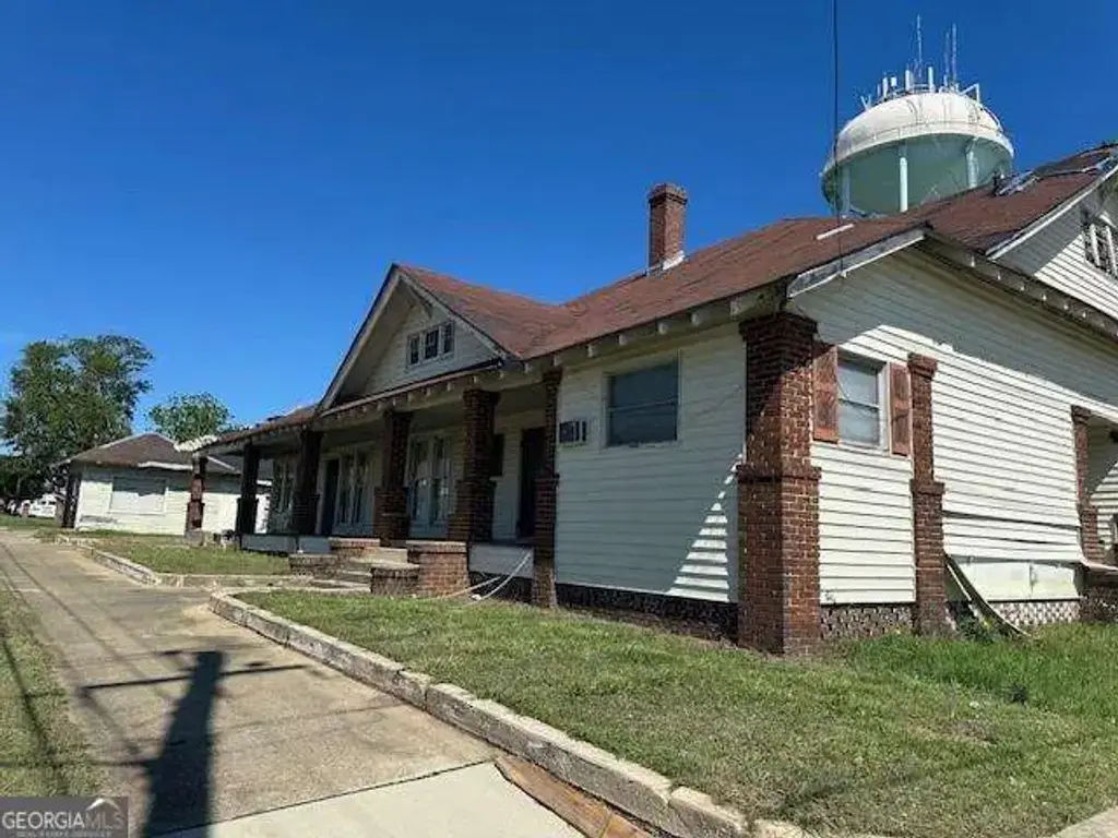 130 S Washington Street, Lyons