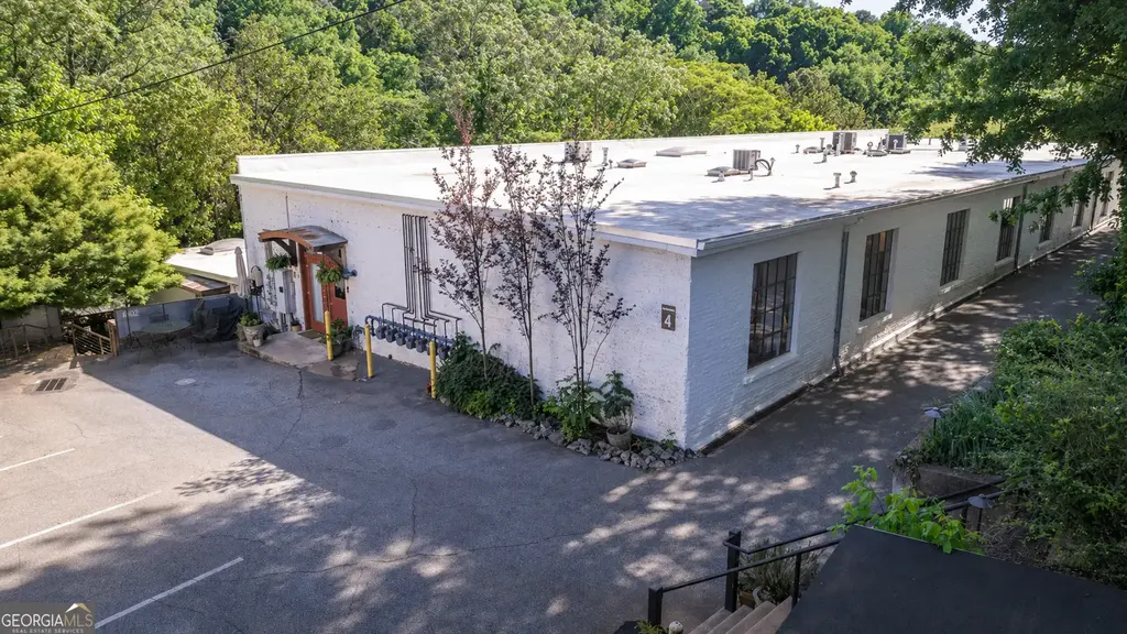 585 White Circle 402, Athens