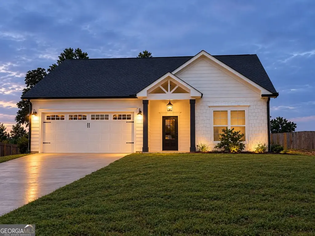 308 N Point Circle, Hartwell