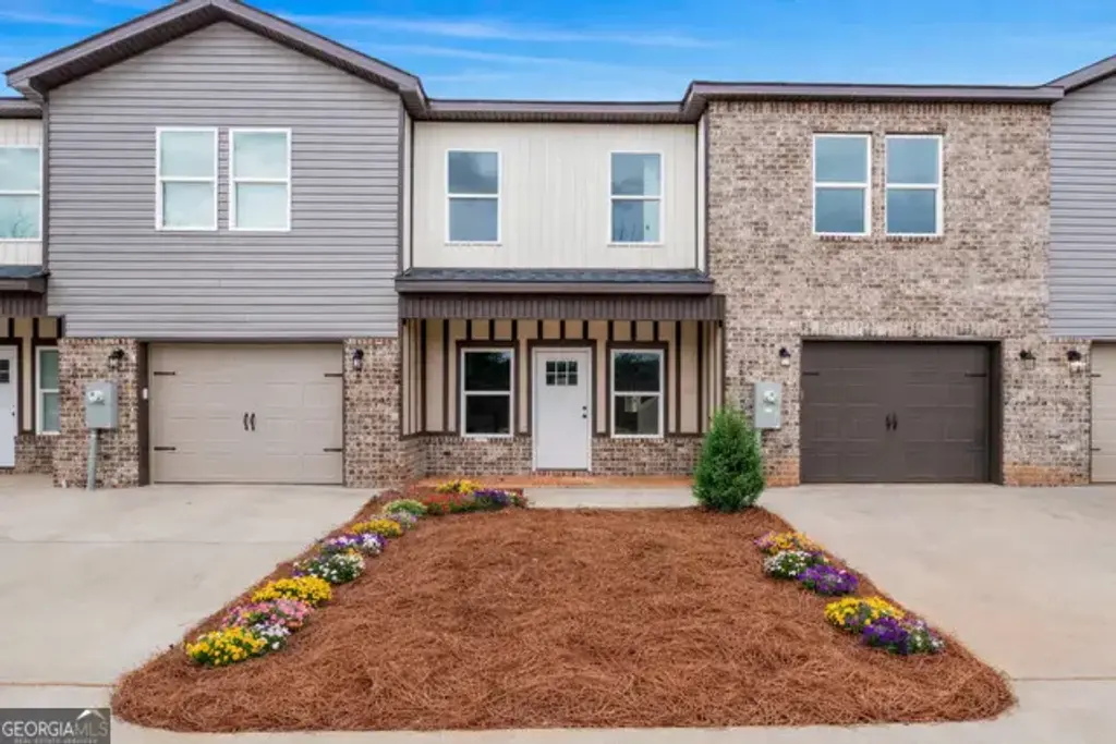 302 Beau Claire Circle, Byron