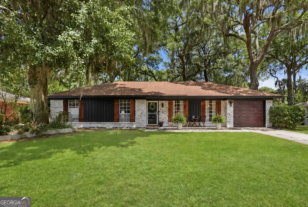 607 Leaning Oaks Drive, Savannah