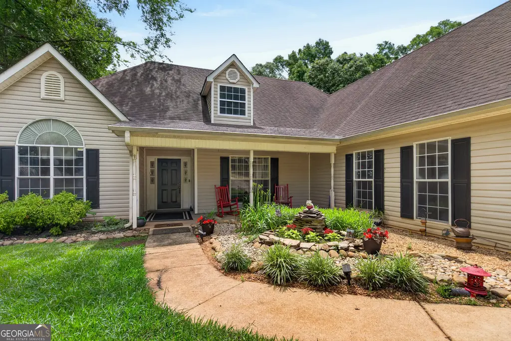 210 Old Pond Road, Lagrange
