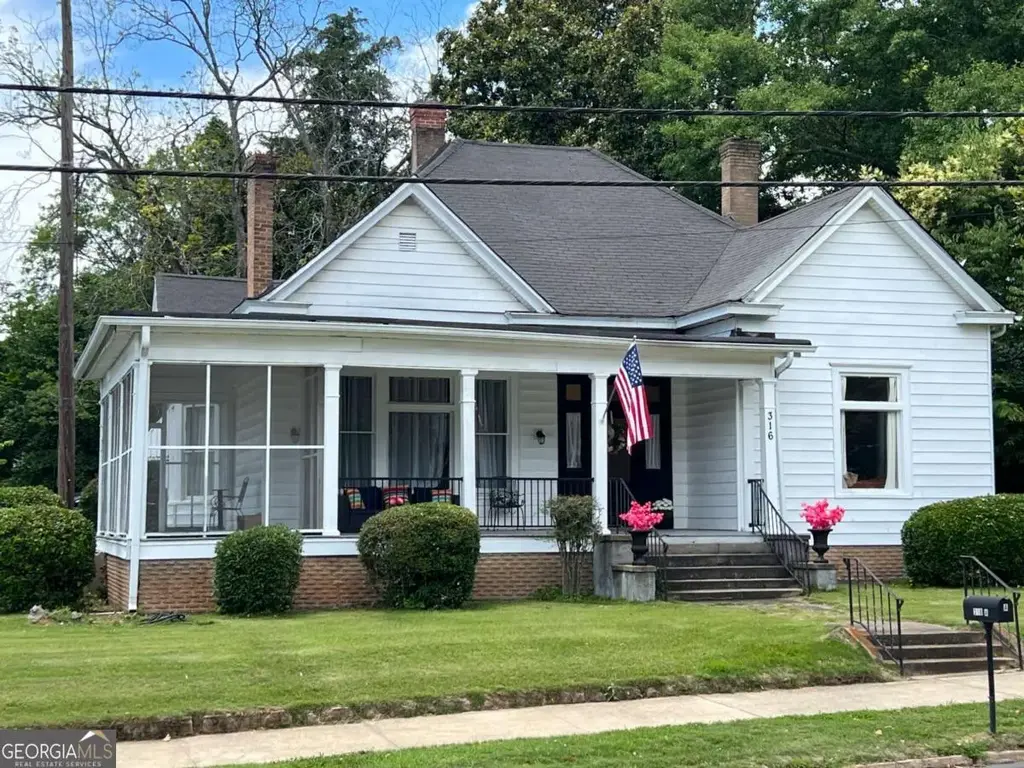 316 College Street, Carrollton