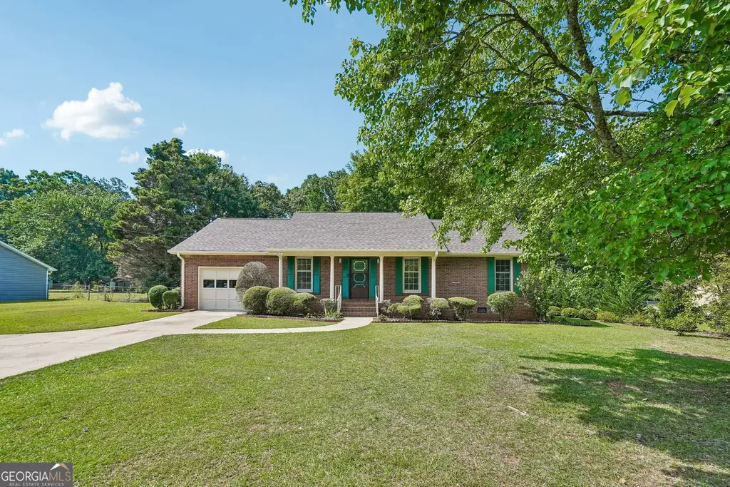 255 Helen Lane, Stockbridge