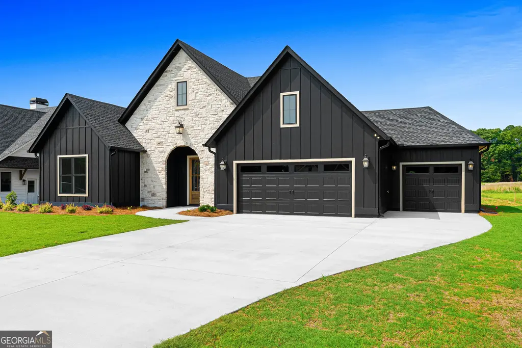 28 South Pointe Drive, Hartwell