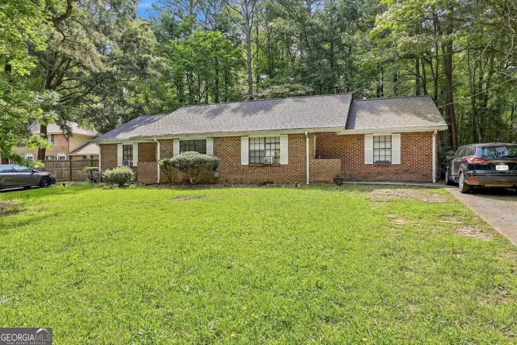 105 Meadowbrook Court, Fayetteville
